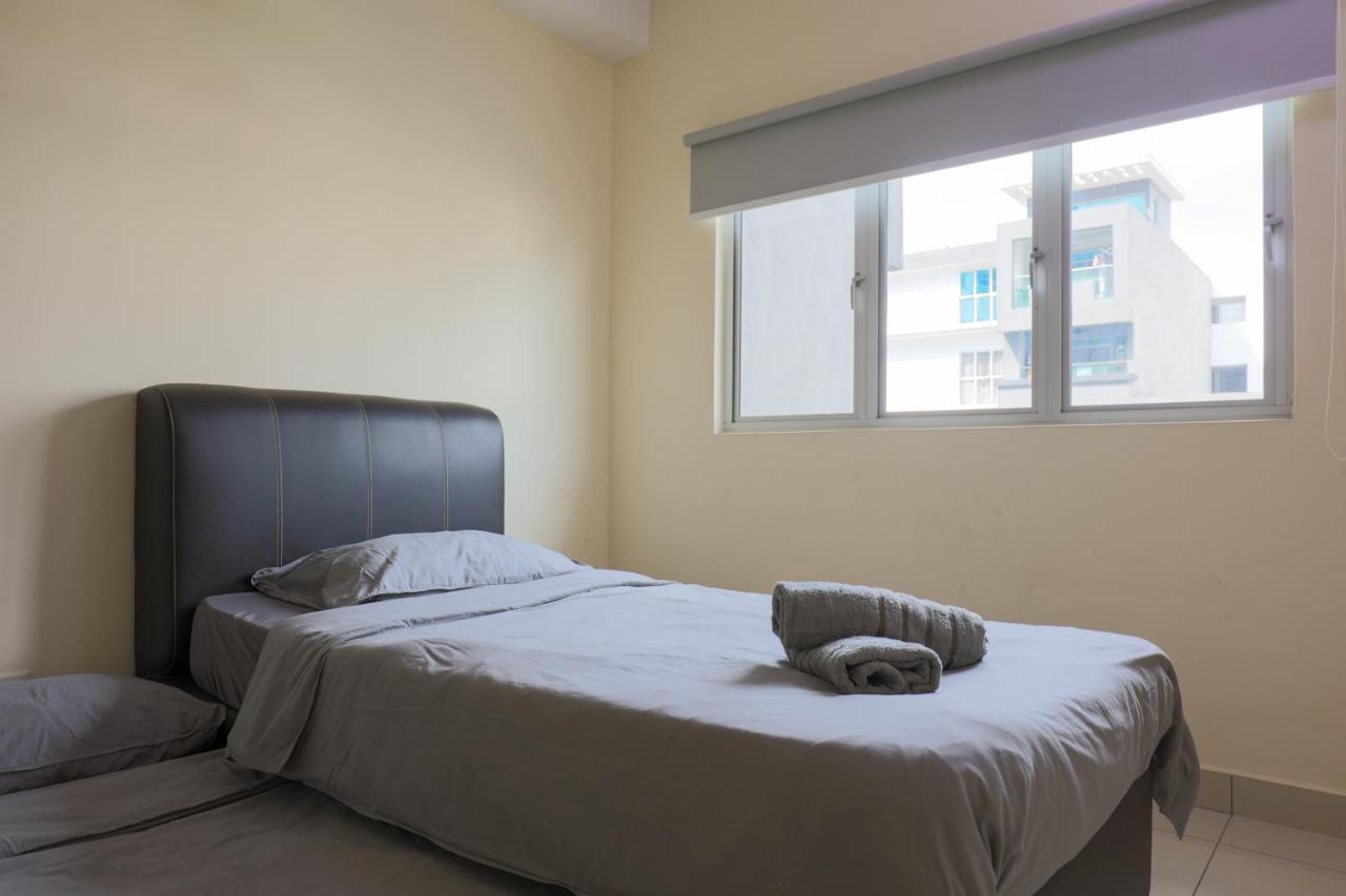 Cozy 2 Bedroom W Pool - 6 Pax - Kajang Kültér fotó