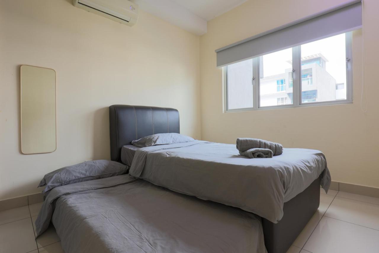 Cozy 2 Bedroom W Pool - 6 Pax - Kajang Kültér fotó